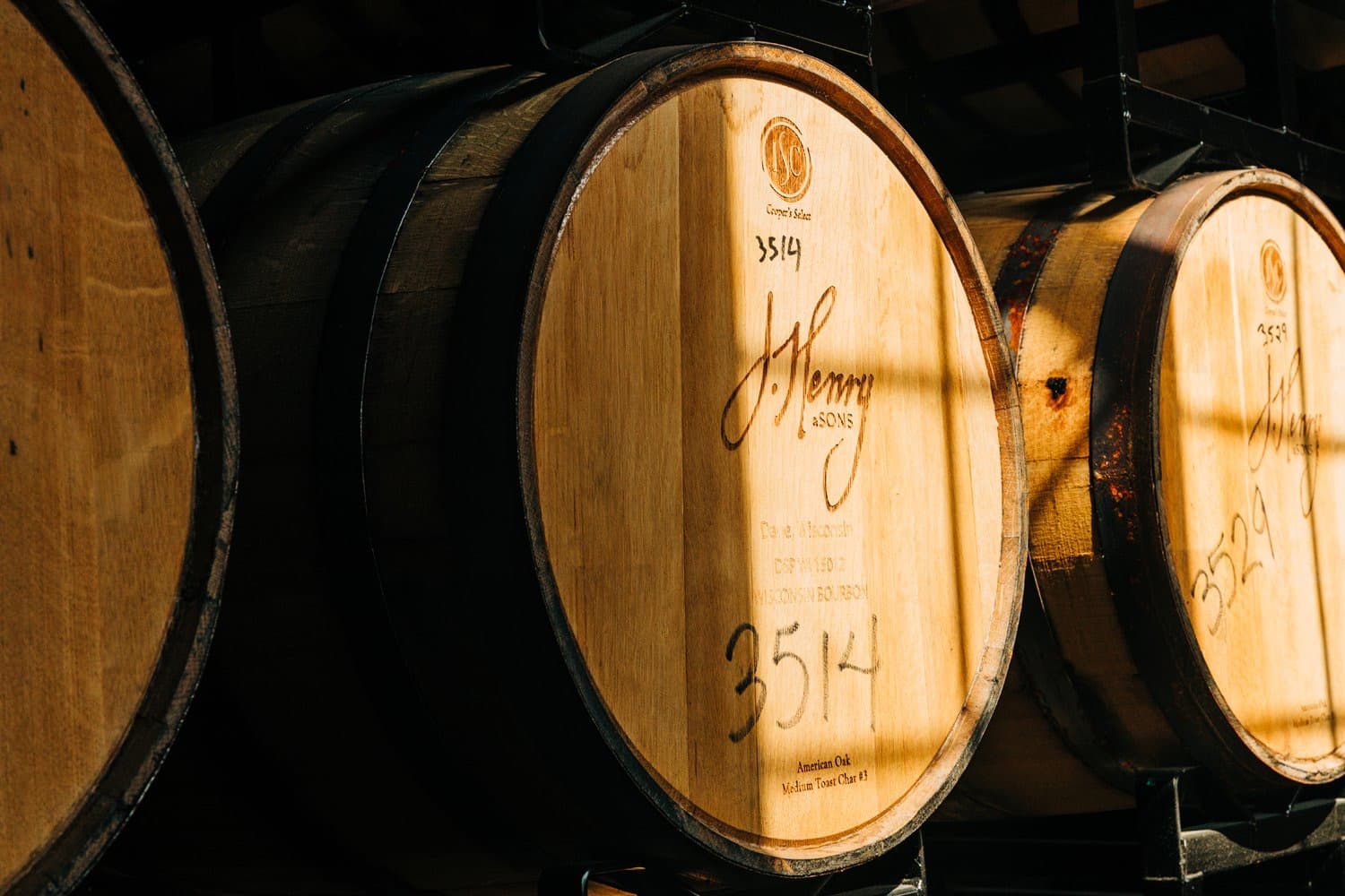 J. Henry & Sons 酒窖中逐桶編號的美國橡木桶