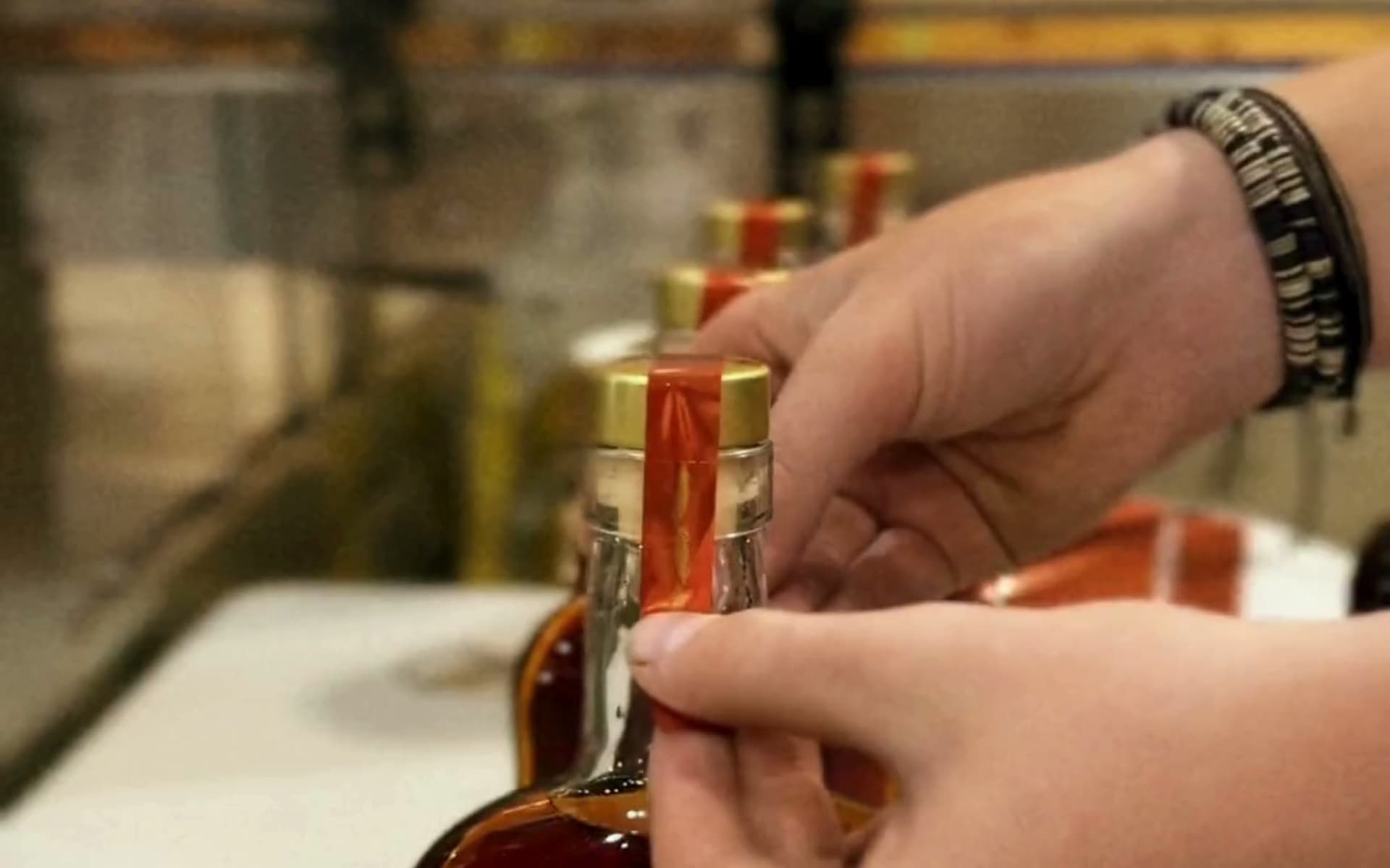 J. Henry & Sons 產線上逐瓶手工封瓶